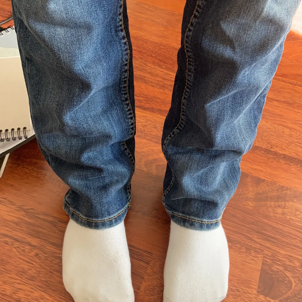 Så fina lågmidjade jeans från Tommy hilfiger med coola sömmar och detaljer på bakfickorna! Jag är 166cm👍🏼. Farkut & Housut.