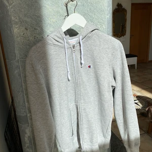 Champion zip Hoodie - Champion zip hoodie storlek M. Skriv om ni undrar något.  Mvh Simon
