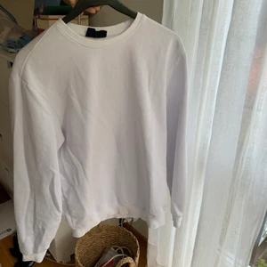 Vit sweatshirt från HM, bra skick, tunn.  - Vit sweatshirt från HM, bra skick, tunn. 