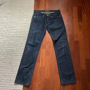 Säljer mina mörkblå Acne Jeans i storlek 31/32 då jag ej använder de längre. Skick, 8,5/10 inga tydliga defekter alls, bara att de har vart använda. 