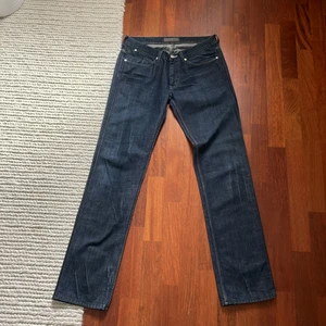 Acne Jeans - Säljer mina mörkblå Acne Jeans i storlek 31/32 då jag ej använder de längre. Skick, 8,5/10 inga tydliga defekter alls, bara att de har vart använda. 