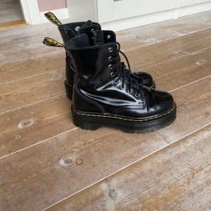 Dr martens  - Dr Martens i modellen Jadon. Använd enbart en gång då de är för små för mig, storleken är 37. Original priset ligger runt 2500kr.