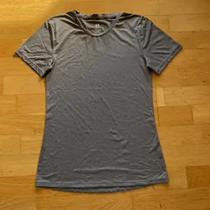 En helt ny grå tränings tröja som aldrig är andvänd♥️ Den är i bra skick och storlek 158/164! Den är ganska lång för mig som är 156,5!💗