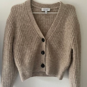 Otherstories kofta - Beige kofta från otherstories. Den är jätte fin och knappt använd. Den är cropad och är ljusare i verkligheten! Nypris 900kr