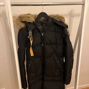 Parajumper  - En jätte fin jacka i bra skick som jag vill sälja. Skriv om ni har fler frågor 