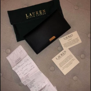 Lauren Ralph lauren plånbok helt ny  - Helt ny oanvänd plånbok från LRL, köpt från NK. Nypris 1295:-