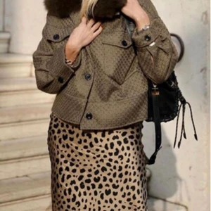 Meotine jacka - Säljer min gröna meotine jacka!! Snygg färg som inte är så vanlig😍 lite trådar och stygn har gått upp på jackan,även en knapp. därav priset, men inget man märker!! 