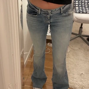 Lågmidjande jeans - Säljer dessa fina jeans i storlek 34💗 Säljer pga kommer inte till andvändning. Kom dm för mer info💗