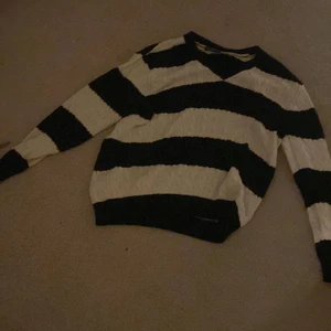 Brandy Melville tjocktröja som är v-ringad - En tjock tröja som är från brandy melville i jätte bra skick, knappt använd, jätte gosig för vintern