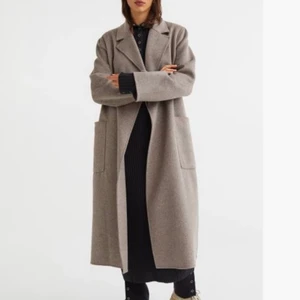 SLUTSÅLD HM KAPPA - Säljer min slutsålda hm kappa då jag beställde två storlekar, säljer därav storlek M. Finaste färgen man kan ha på hösten. Nypris 2000 köp dirket för 3000