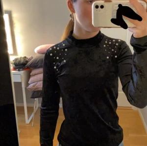 lindex topp🖤 - säljer denna helt oanvända toppen från lindex i storlek 164 men den passar också mig som har xs/s! köpt för 200 men säljer för 100! supercool! 🖤