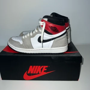 Jordan 1 Light Smoke Grey High - Köpta i Mars 2021, bra skick. Svarta snören ingår. Pris kan diskuteras.