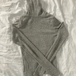 Grå  långärmad tröja med krage - 100kr med frakt. XXS, dock mycket uttänjbar jag har S i vanliga fall men passar utmärkt. Använt två tre gånger bara, den är i väldigt gott skick. 