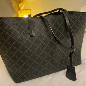 Marlene birger väska - Säljer min marlene birger väska. Väldigt rymlig och stilren😍 liite små repor som knaps syns, skickar gärna fler bilder privat❤️❤️