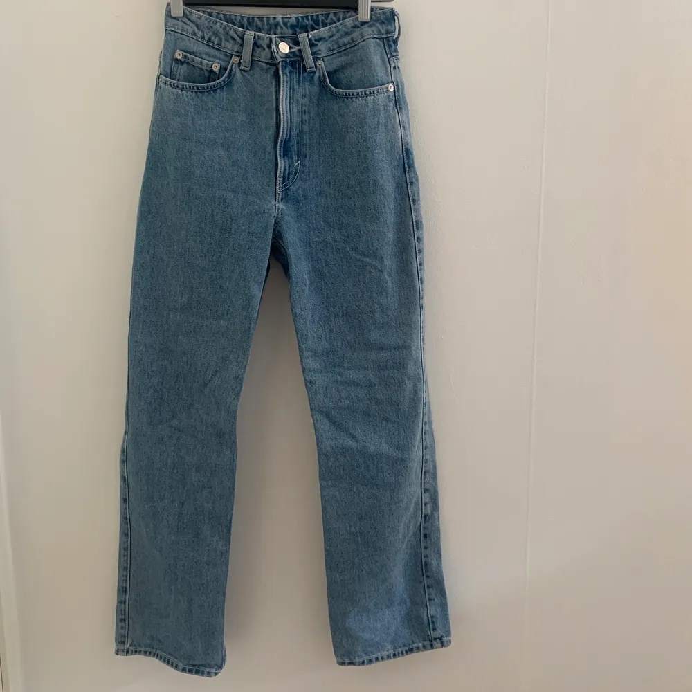 Ett par jeans från weekday som aldrig kommer till användning längre. Något långa på mig som är 160 men funkar. Storlek finns på andra bilden!☺️ hör av er vid frågor och/eller för fler bilder . Jeans & Byxor.