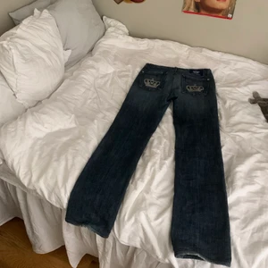 Victoria Beckham jeans - As snygga men säljer då de är förstora, har satt dit ett snöre i midjan som man kan dra åt men går enkelt att ta bort om man vill