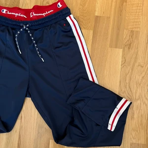 Champion mjukis byxor strl M- L - Snygga street style Champion mjukis byxor med en rak passform och en cool detalj vid midjan. 