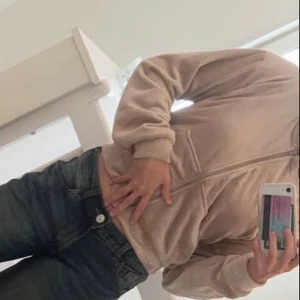 Beige kofta i strl S - Säljer denna jättefina kofta i beige i strl S. Har även en i grå som också går att köpa fast från Gina Tricot. Skriv gärna vad ni kan tänkas köpa för den. ❤️