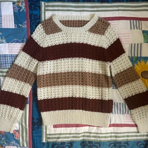 Randig tjocktröja - Säljer denna randiga tjocktröja i beige, brun och vit:) Möts upp på gröna linjen!