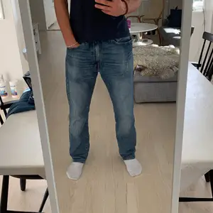 Levis 502 jeans, knappt använda, inga fläckar etc. Sitter bra med ett skärp men är lite stora för mig. Skick 9/10. Pris 450 kr. Köparen står för frakten.