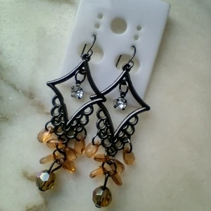 Oanvända örhängen  - Oanvända örhängen. Själva hängena är ca 48 mm långa (alltså exklusive krokarna man sätter i öronen). Se bilder. "Köp nu", annars blir fraktpriset 18 kr. 