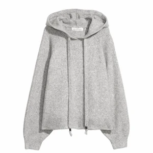 Stickad hoddie  - Säljer denna gråa stickade hoddie från hm som inte längre kommer t användning. Jätte fin ock äh perfekt till nu när de börjar bli kallt. Är en gnutta knopprig men annars i väldigt bra skick.