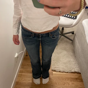 Lågmidjade jeans - Säljer dessa lågmidjade bootcut second hand jeans som jag sprättat upp nederst för att de ska bli lite längre, även en snygg detalj😜 älskar hur de sitter på!! Vet faktiskt inte vilken storlek men midjemått är 42cm rakt över och innerbens längd är ungefär 76-77cm. Köparen står för frakt