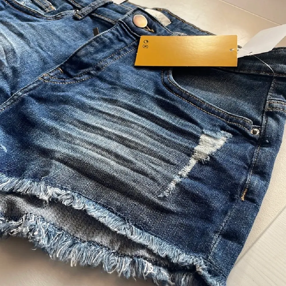 Mörka jeans shorts från hm som är helt oanvända och har kvar prislappen🥰 Nypris: 199 kr och säljer för ENDAST 100 kr🤩. Shorts.