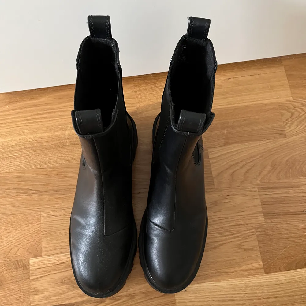 snygga svarta boots i storlek 38 som tyvärr är för stora för mig som har 37,5. superfint skick och jag har aldrig använt dem ute. köpta på sellpy men kommer ursprungligen från H&M🖤 frakt 99kr!. Skor.