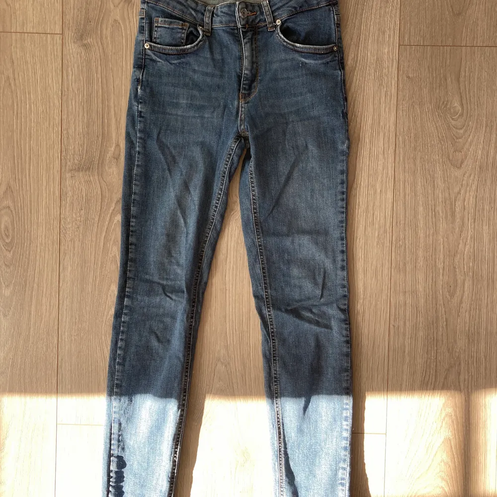Blå jeans från Gina tricot i modellen ”lisen”. För mått eller ytterligare frågor finns jag i DM 💕. Jeans & Byxor.
