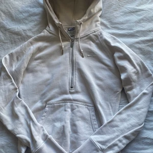 Nike half zip hoodie - Jättefint skick, fick i present och har ej kommit till användning💕 