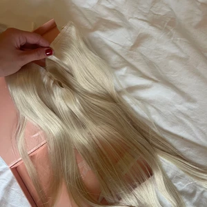 LÖSHÅR PLATINA RAPUNZEL - Säljer mitt oanvända löshår från Rapunzel (Hairband ca 45 cm) perfekt för förtjockning och är superenkel att sätta på och ta ur! Köpt för 2290 😇