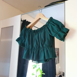 Topp grön - En bandeautopp med ärmar i grön i storlek xs / 34