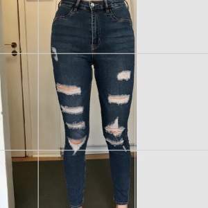Skinny jeans med hål från divided, high waist gott skick.