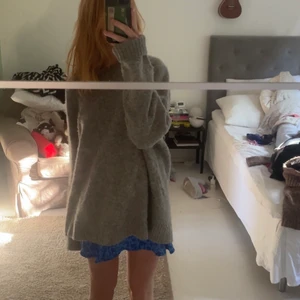 Grå stickad tröja  - Jätte fin stickad tröja från Filippa k köpt för 1 år sedan så finns inte kvar! Tröjan är jätte nice till allt❤️ storlek xl men passar mig som är sx-s jätte bra ändå!