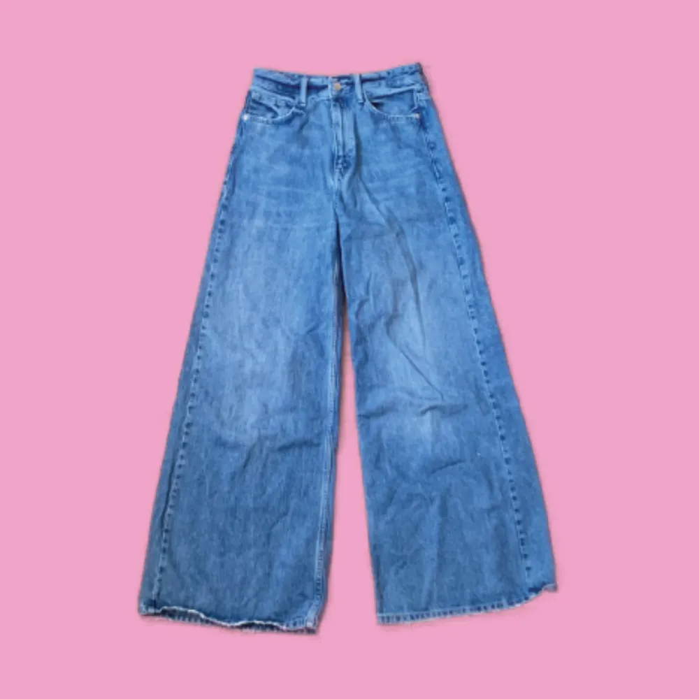 Älskar dessa, jätte utsvängda, o så fin jeans färg!🦋. Jeans & Byxor.