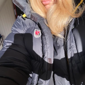 fjällräven jacka - ¡INTRESSEKOLL! På min älskade fjällräven jacka. den köptes helt oanvänd från tradera för 5k i vintras. Dragkedjan är lagad med en påsatt löpare. få lagningar som knappt syns ❤️ 