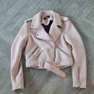 Ny jacka i mockatyg frpn Zara - Söt jacka, storlek XS. Helt ny! 350 kr ink frakt  