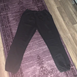 Byxor - Säljer dessa då dom är för korta på mig, kunde använda dom ett fåtal gånger! Inga skador på byxorna! Köpare står för frakt! Betalas med Swish!