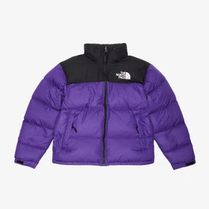 Lila North face jacka  - Bra/nytt skick, kan användas av både män och kvinnor. Pris kan diskuteras!