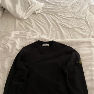 Stone island sweatshirt  - Äkta Stone island sweatshirt köpt på cenino Donna för 1799kr Inte använd mycket och har inga fläckar.  Vid snabb affär är jag väldigt generös med priset 