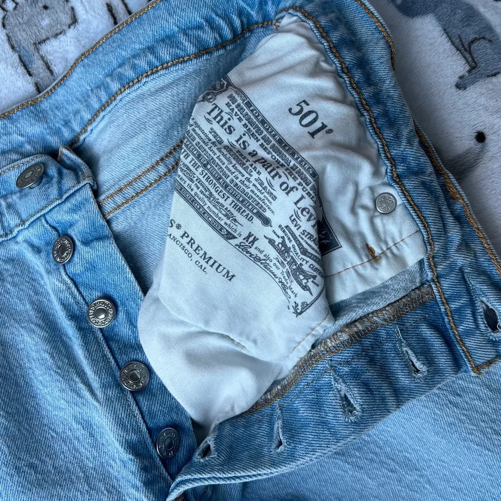Nyskick Levi’s 501 Straight Crop Samba Goal. Säljer dessa perfekta jeans då dom var för stora för mig 😔 Går precis över naveln och slutar bra på mig som är 170cm ❤️ Skickar fler bilder vid intresse. Jeans & Byxor.