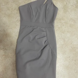 Grå klänning storlek S (36)  - Jätte fin klänning. Använd endast en gång! Skriv gärna om du är intresserad. Är i väldigt bra skick.