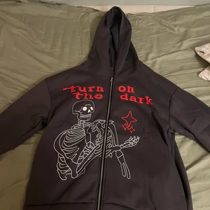 Y2K Zip Up Hoodie - fet y2k zip up hoodie. Beställde den online men den var lite för stor. Oanvänd. Kan mötas i Sthlm