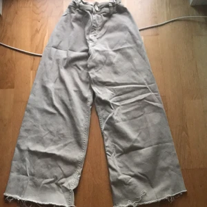 Zara byxor - Jag säljer ett par beiga byxor från Zara i storlek 152 jag säljer de för att dem är för små💖