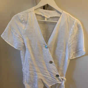 Linne tröja från HM😍 - Fin Linne tröja från HM  Använd fåtal gånger! Super fin passform Storlek 34😍