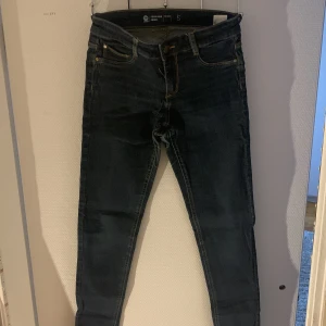 Jeans  - Stretchiga jeans i storlek S. Nötta vid gylfen och bak på dom. Säljer dom billigare pga de. Köpare står för frakt! Betalas med Swish!