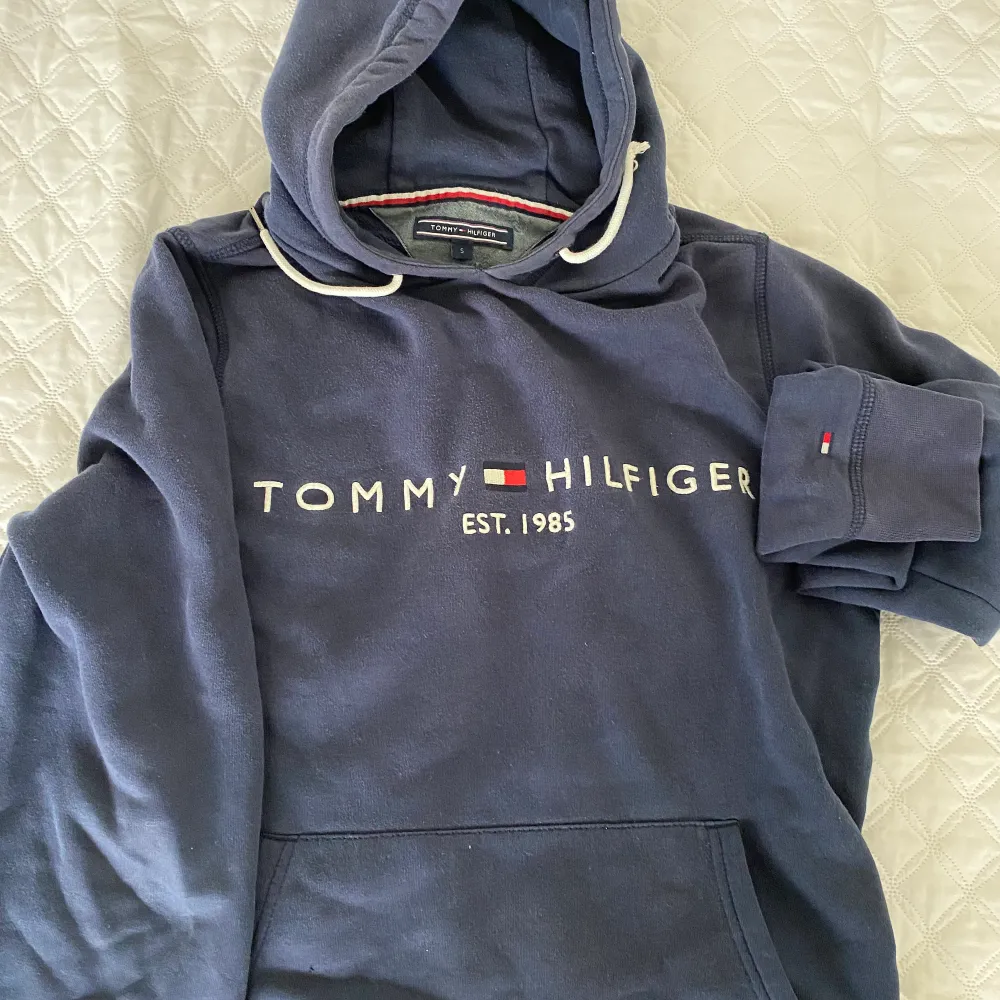 En Tommy hilfiger hoodie, endast använd 4-5 gånger. Köpte den själv från plick men använder ej längre, den ser bra ut och den enda defekten är snöret som man kan se i bilderna. Annars bra skick.. Hoodies.