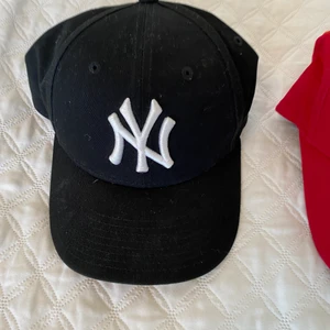 New York Yankees keps svart - Svart fin keps från New York Yankees (Ny).  Säljer eftersom att jag inte använder den.  Bra skick utan defekter, använd ett par gånger under sommaren endast.