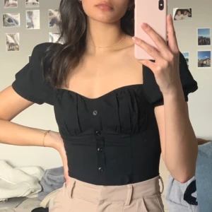 & stories topp - Säljer min favorit top/blus från & other stories. Köpt för 499 kr o i stl 34